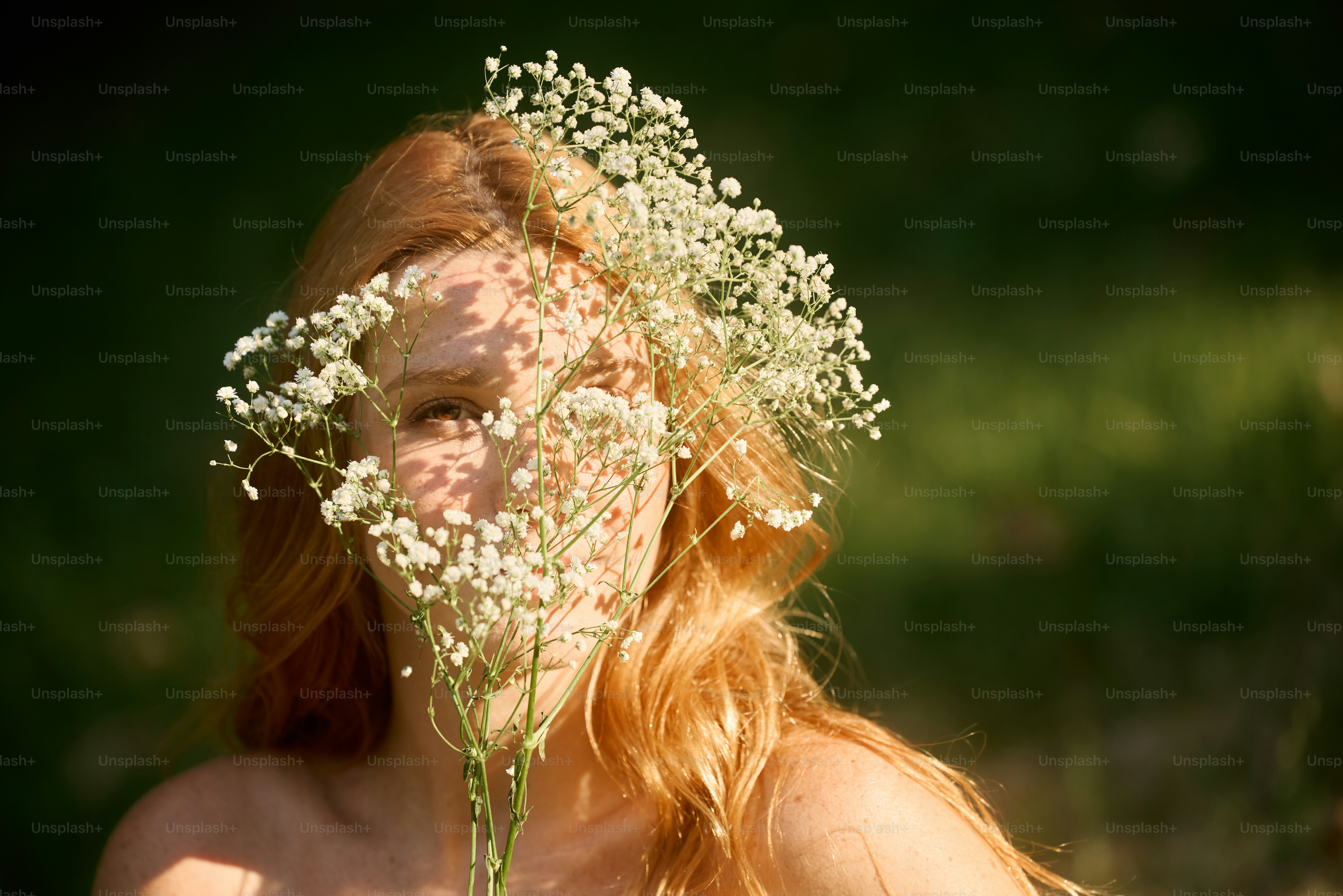 A woman with a flower in her hair photo – Flowers Image on Unsplash