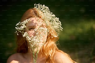 una mujer con un ramo de flores en la cabeza
