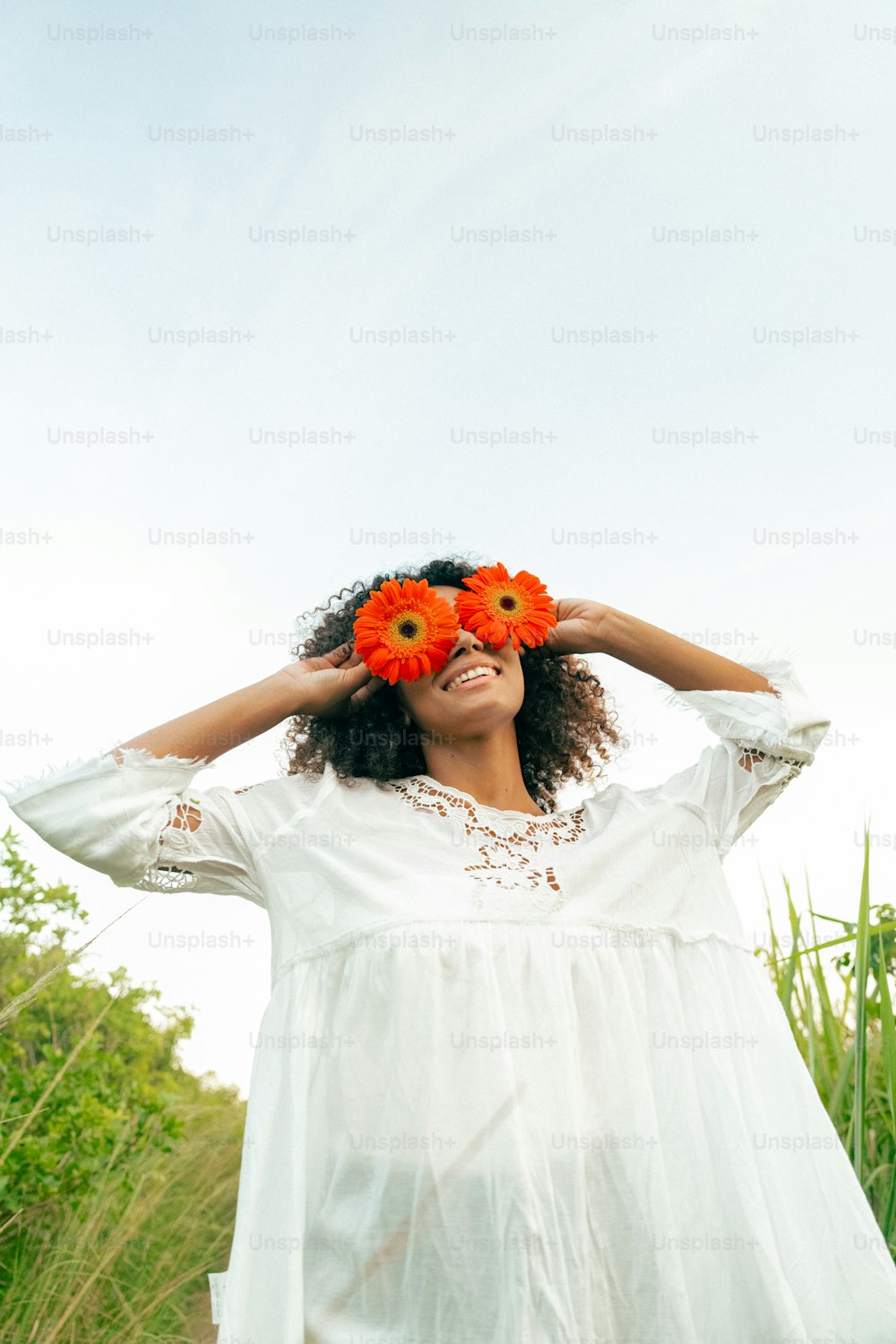 eine Frau in einem weißen Kleid mit Blumen im Haar
