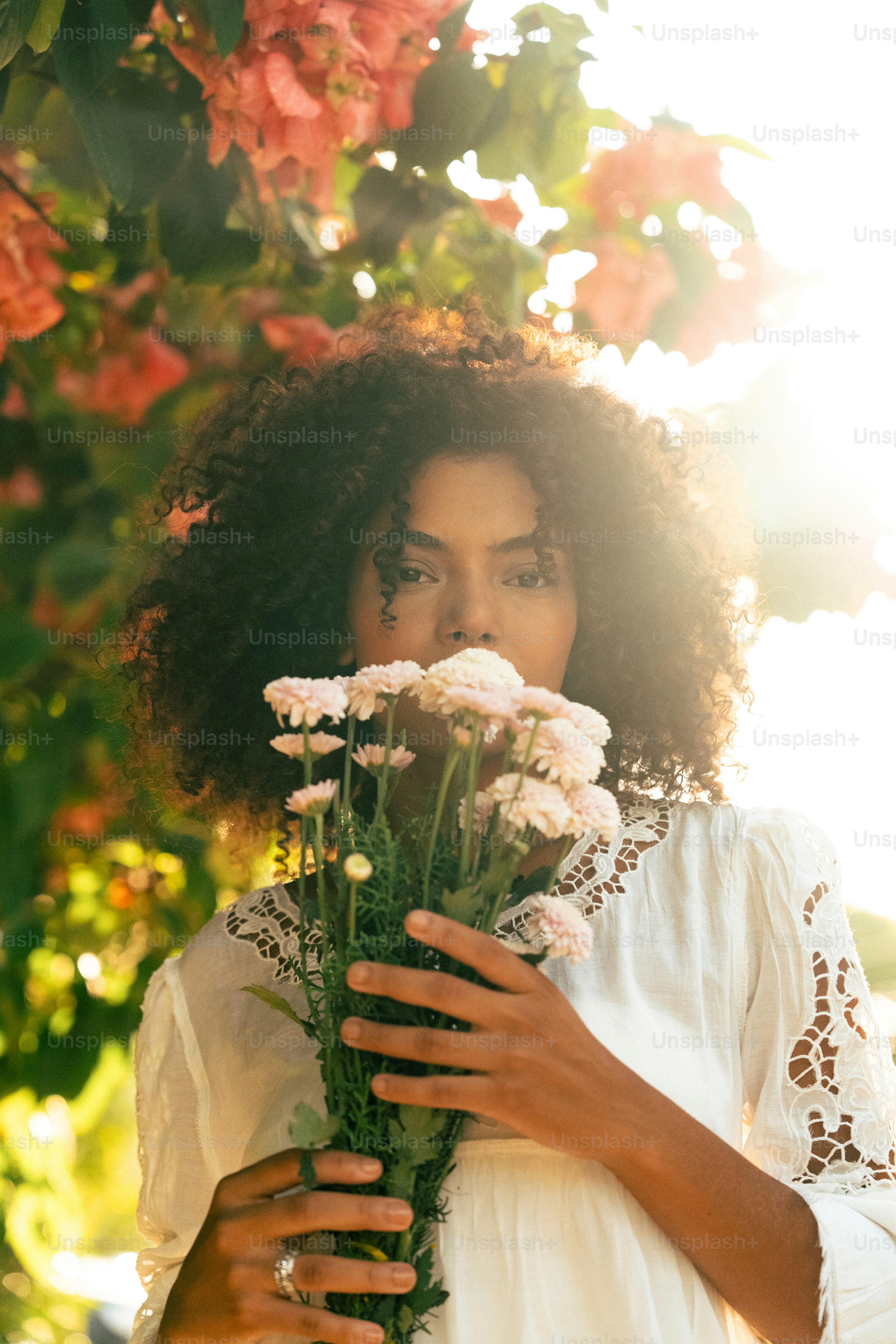 eine Frau, die einen Blumenstrauß in den Händen hält