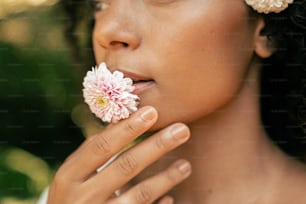 una donna con un fiore in mano