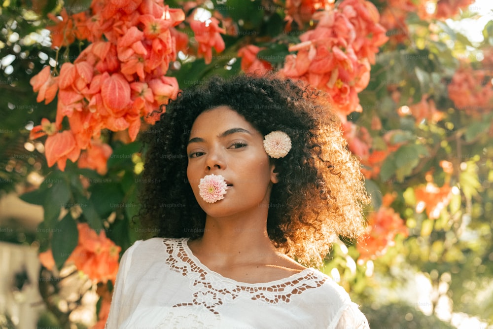 una donna con un fiore in bocca