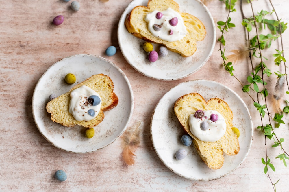 trois assiettes de nourriture sur une table en bois