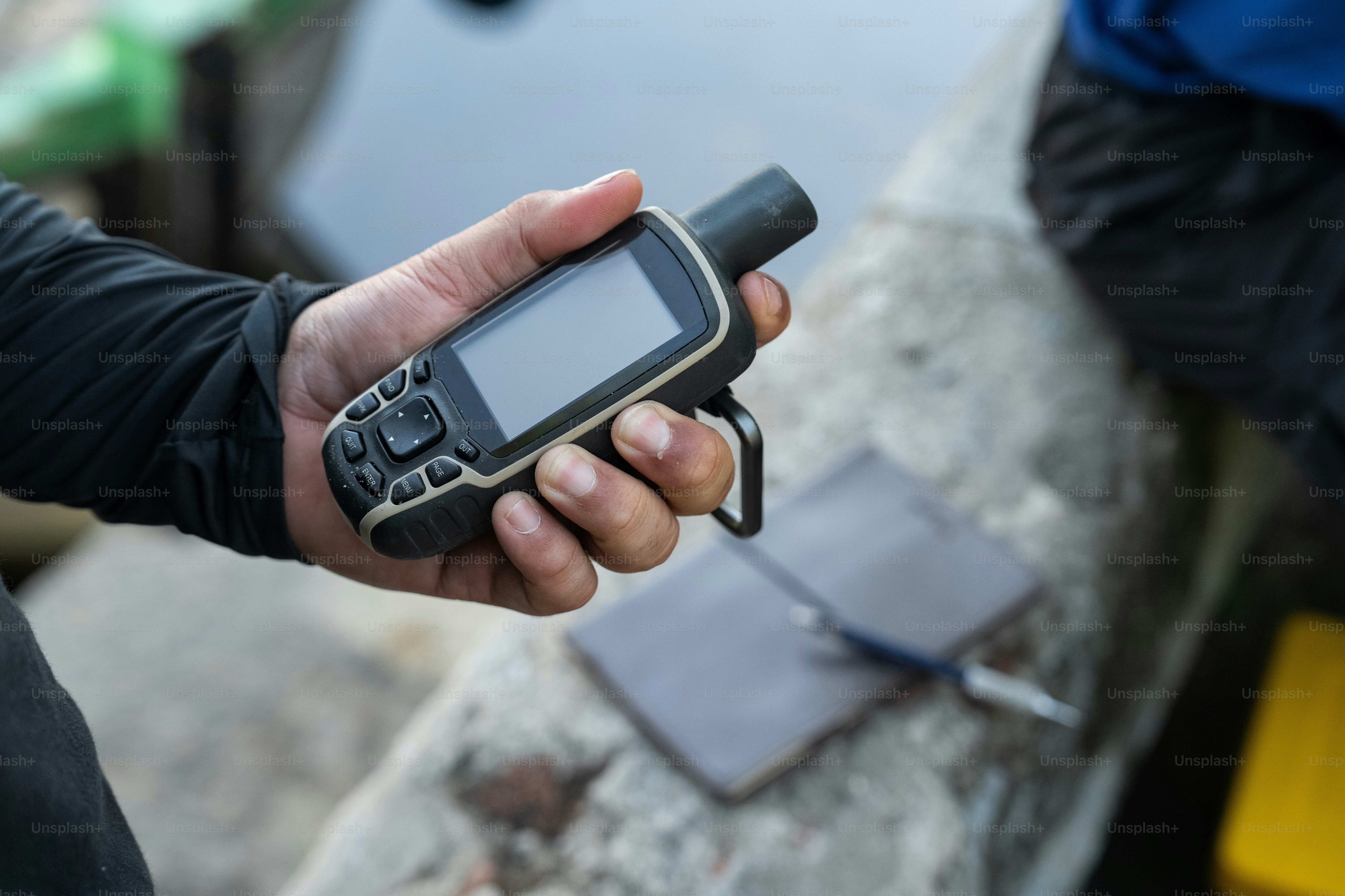 une personne tenant un téléphone cellulaire à la main ;