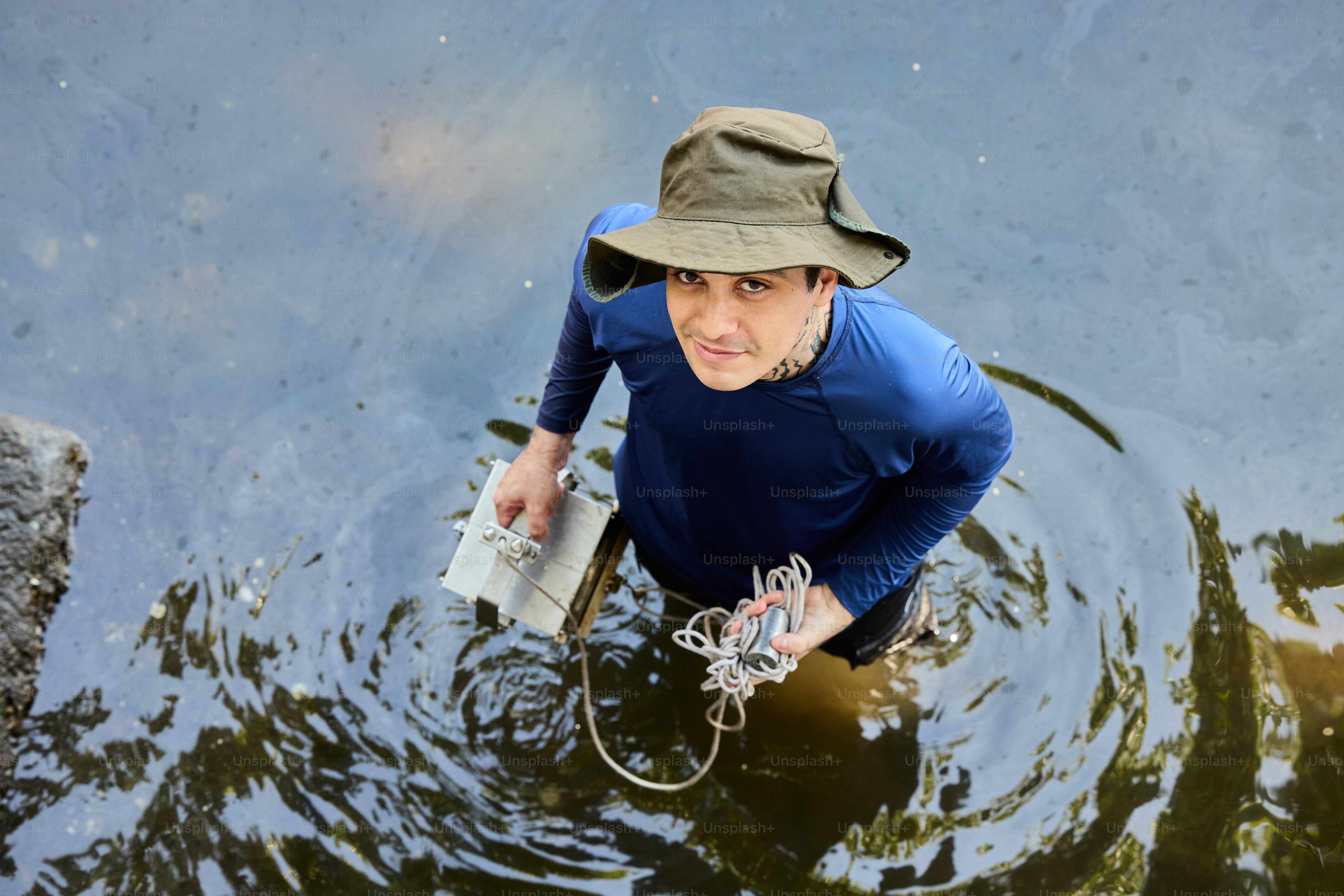Un uomo con un cappello è nell'acqua
