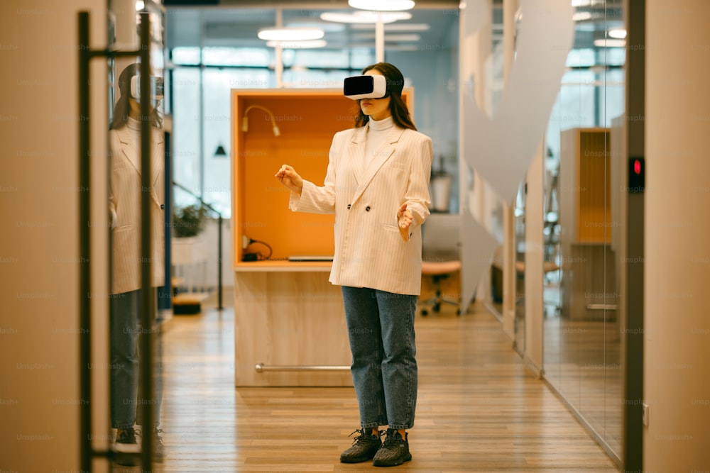 Eine Frau, die in einem Flur steht und ein virtuelles Headset trägt