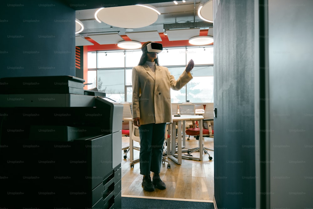 Una persona de pie en una habitación con un casco virtual