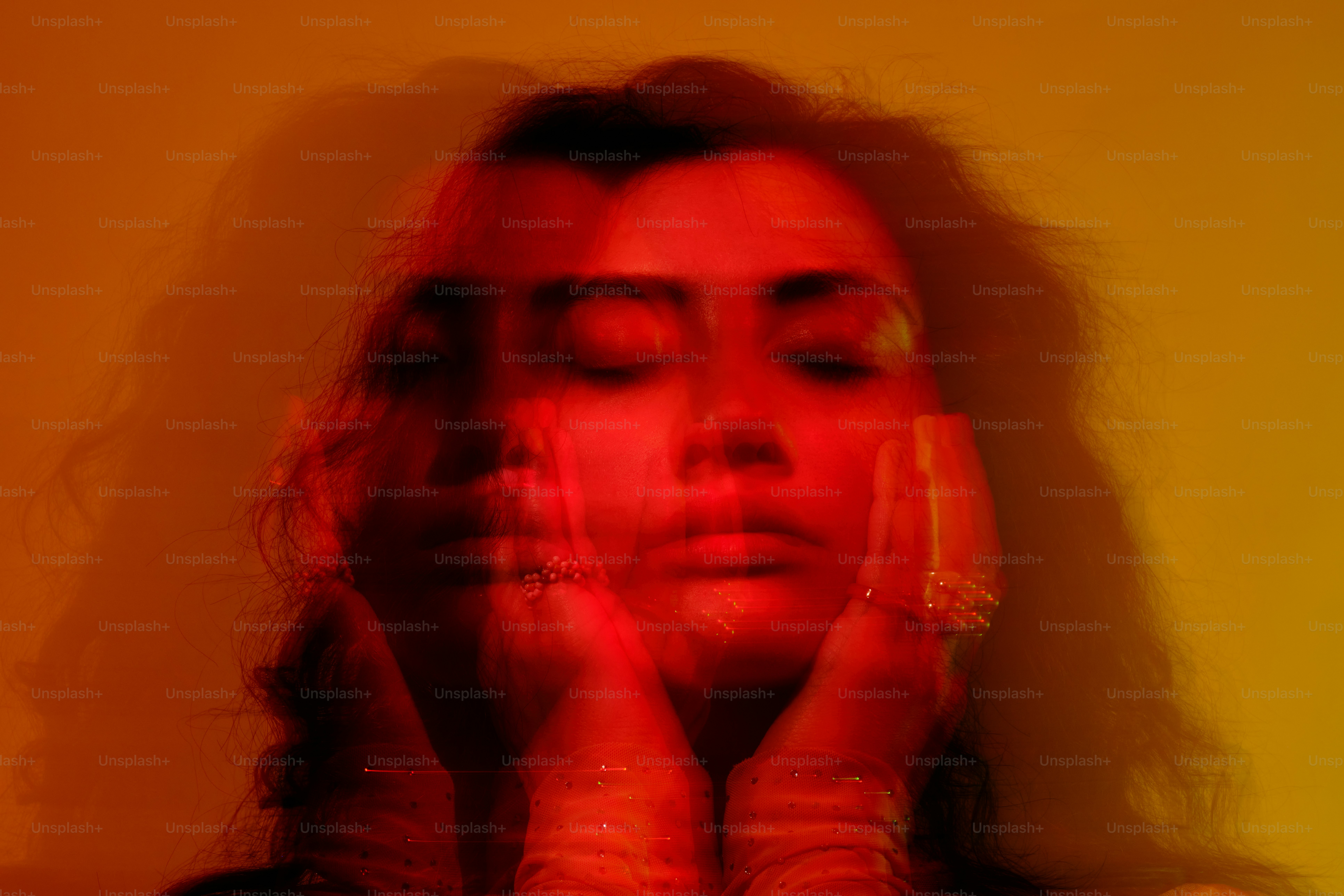 Seorang wanita memegang ponsel ke wajahnya