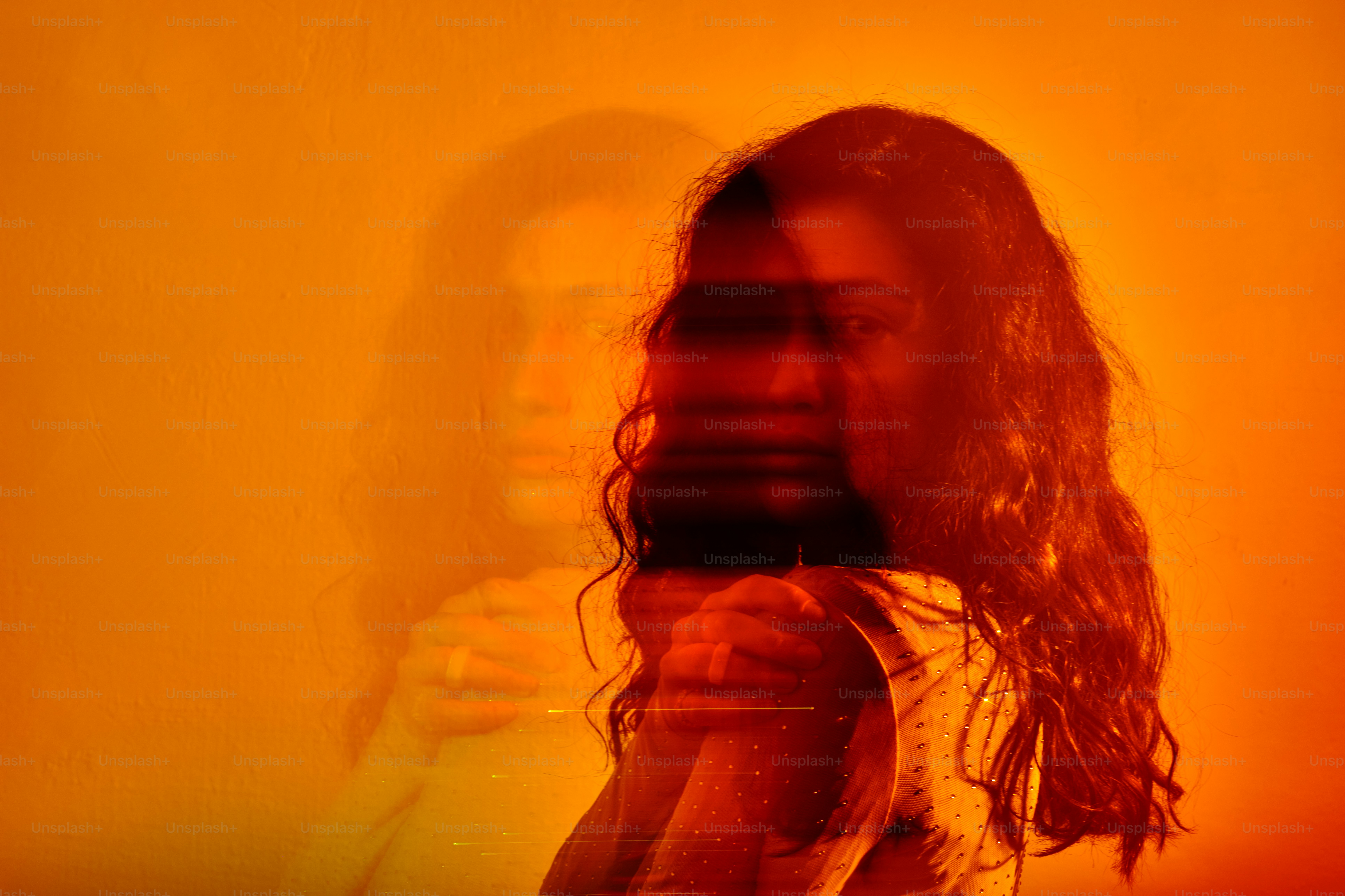 une femme prenant une photo d’elle-même dans un miroir
