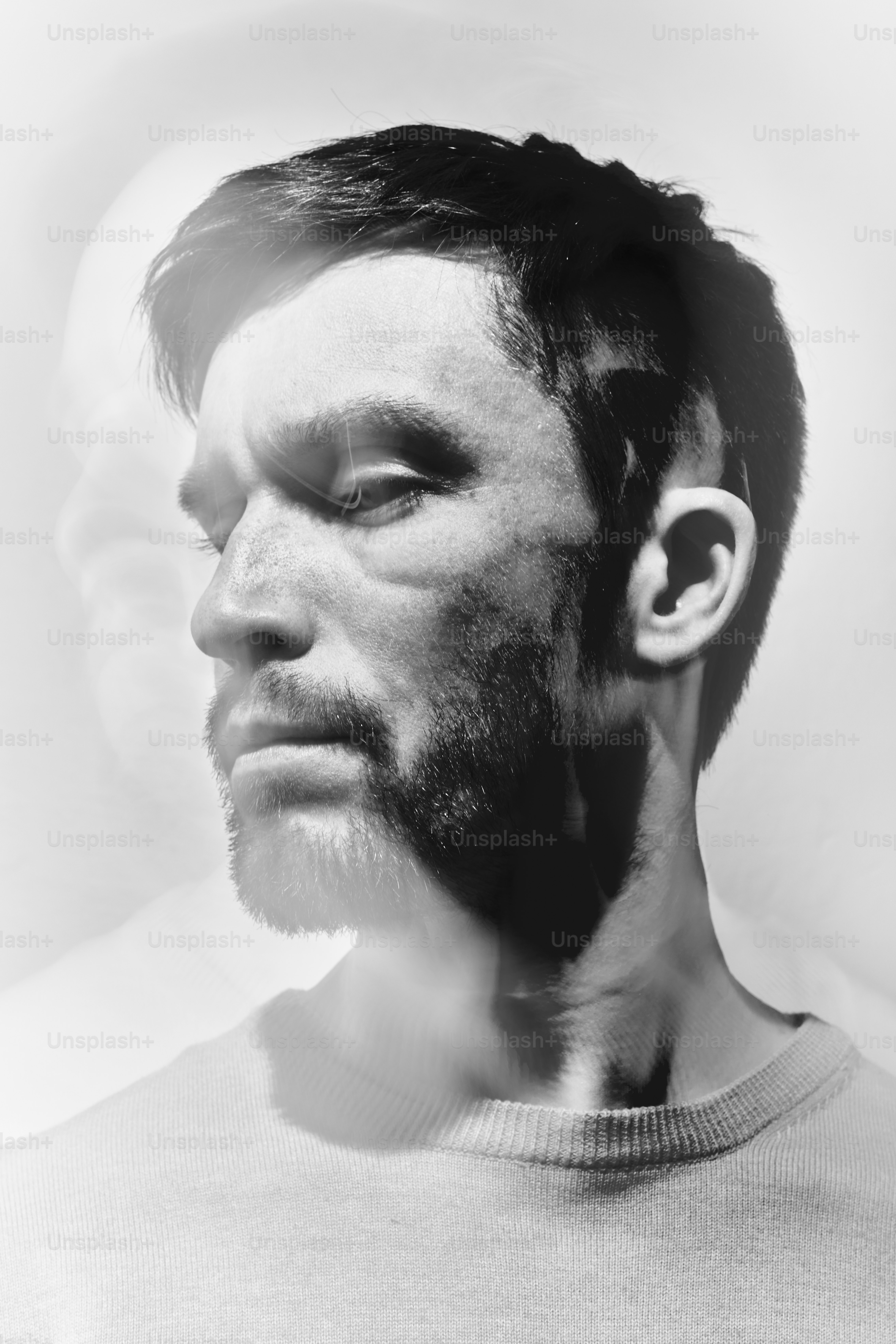 ein Schwarz-Weiß-Foto eines Mannes mit Bart