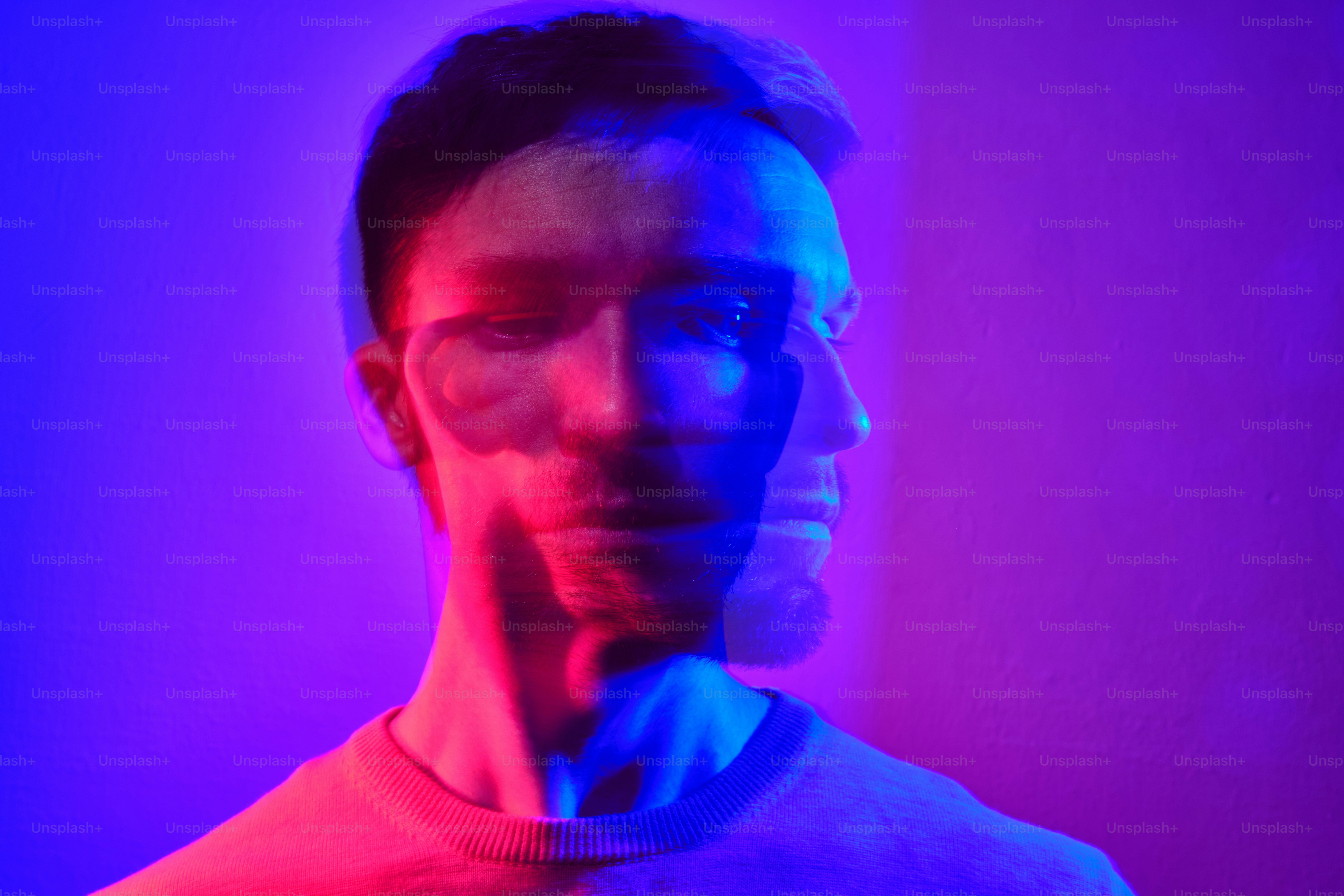 ein Mann steht vor einem lila und blauen Hintergrund