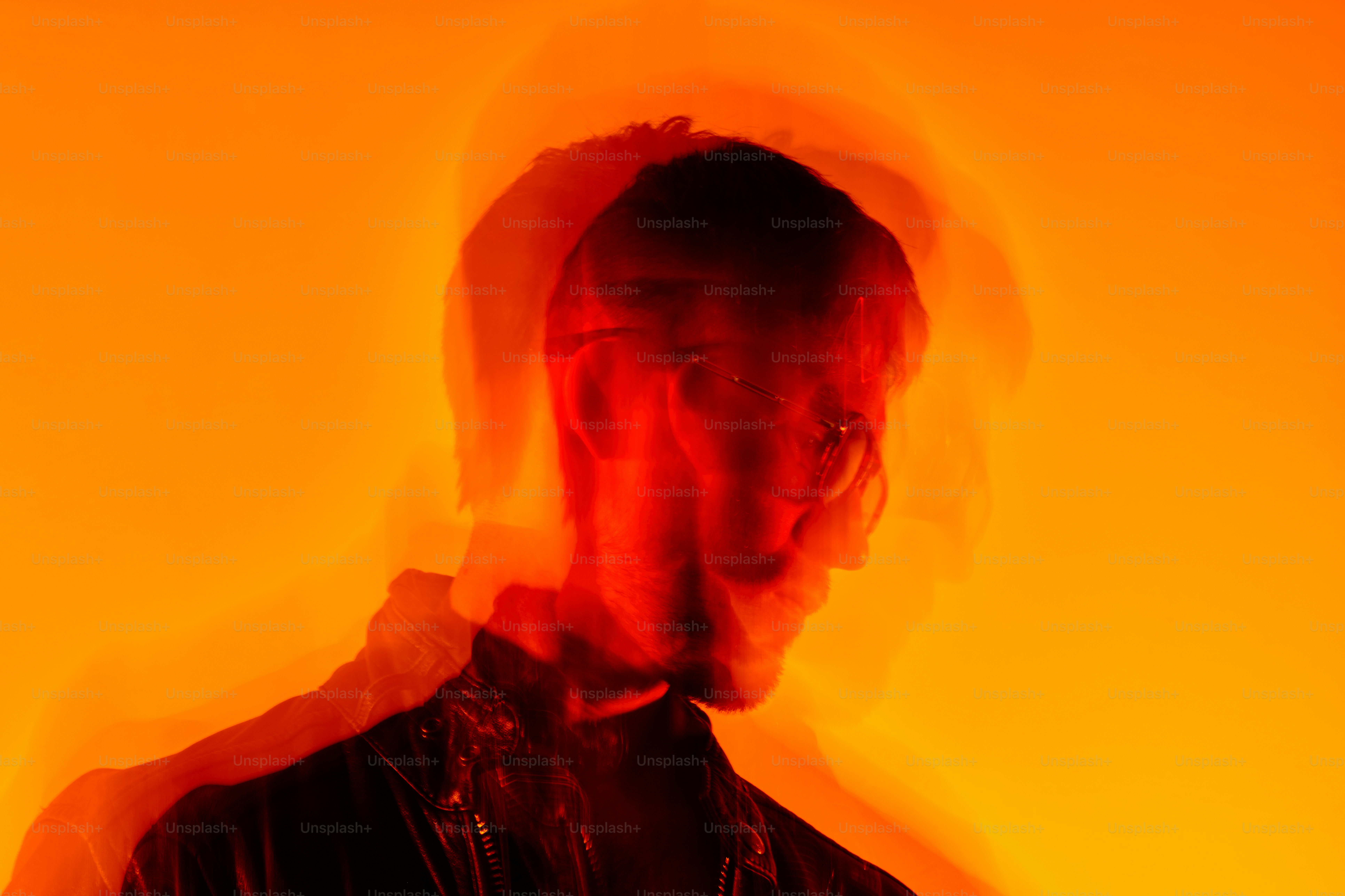 ein Mann in einer Lederjacke mit gelbem Hintergrund