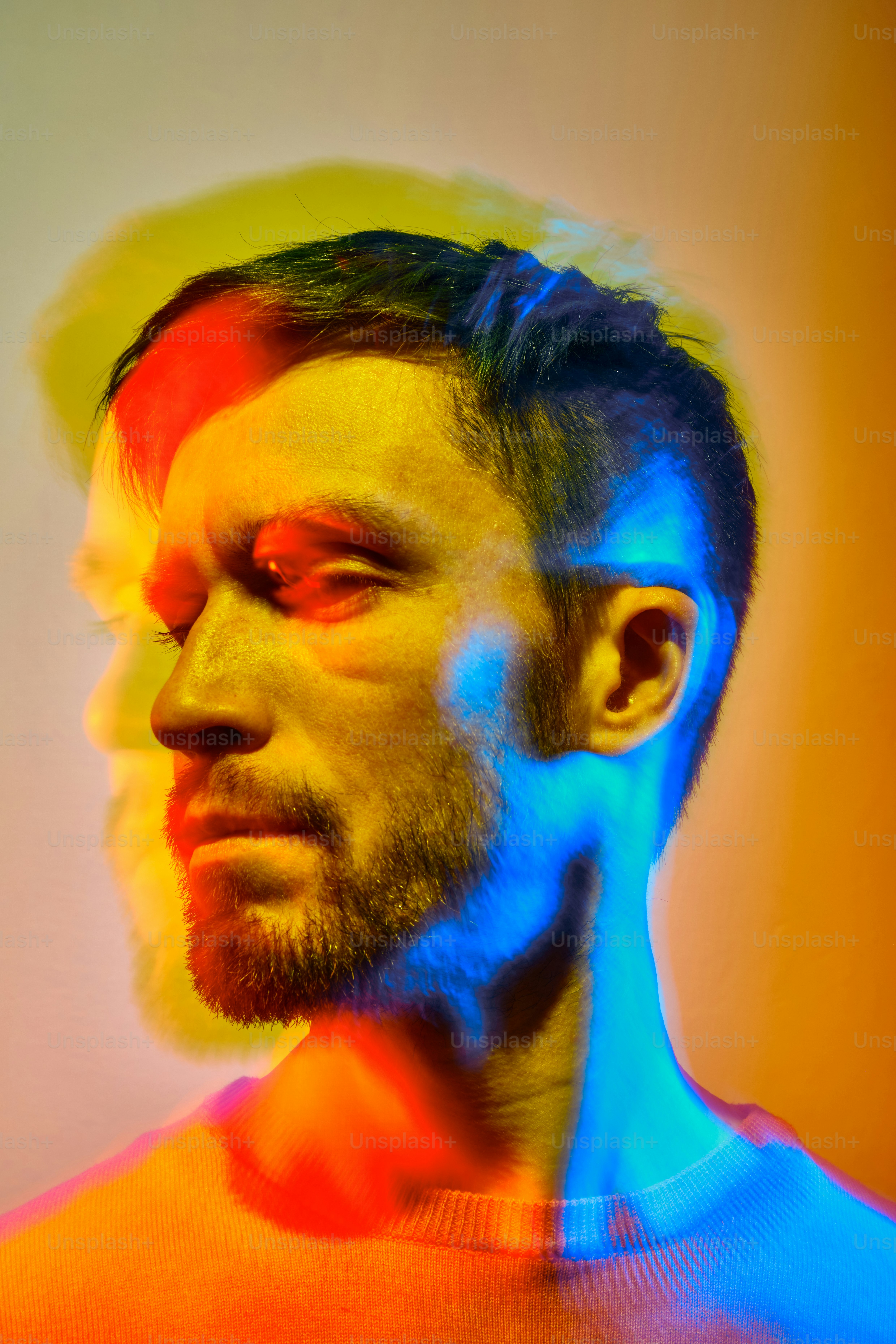 Ein Mann mit Bart und buntem Hemd