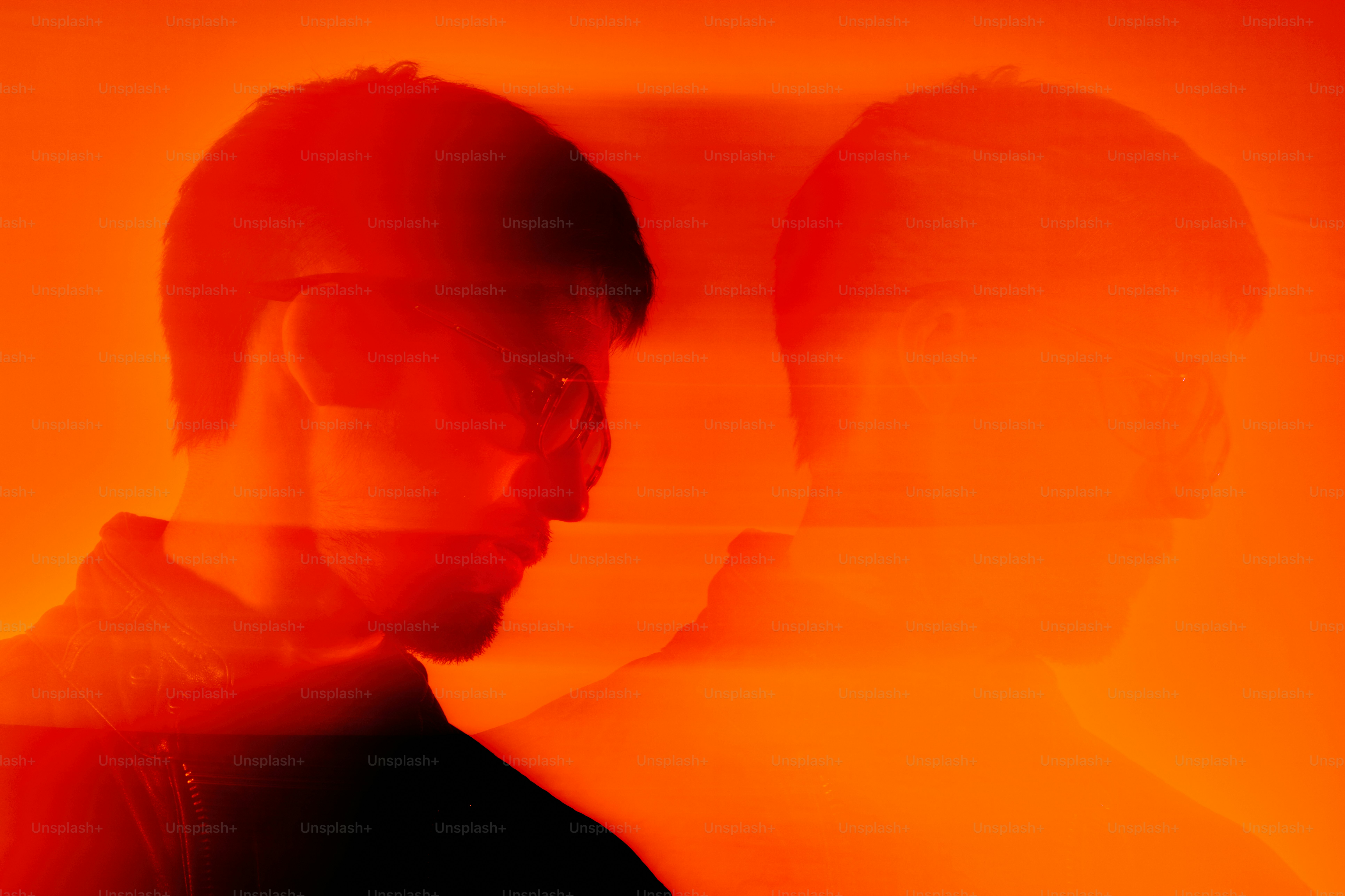 ein Mann, der neben einem anderen Mann in einem Raum steht