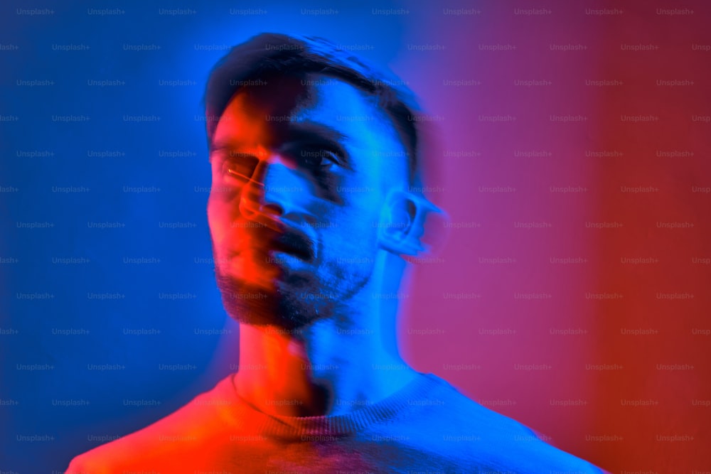 un homme sur une photo bleue et rouge
