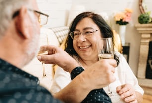 uma mulher segurando uma taça de vinho e sorrindo