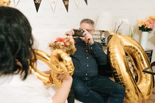 Un hombre tomando una foto de una mujer sosteniendo una cámara