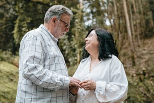 隣り合って佇む男と女