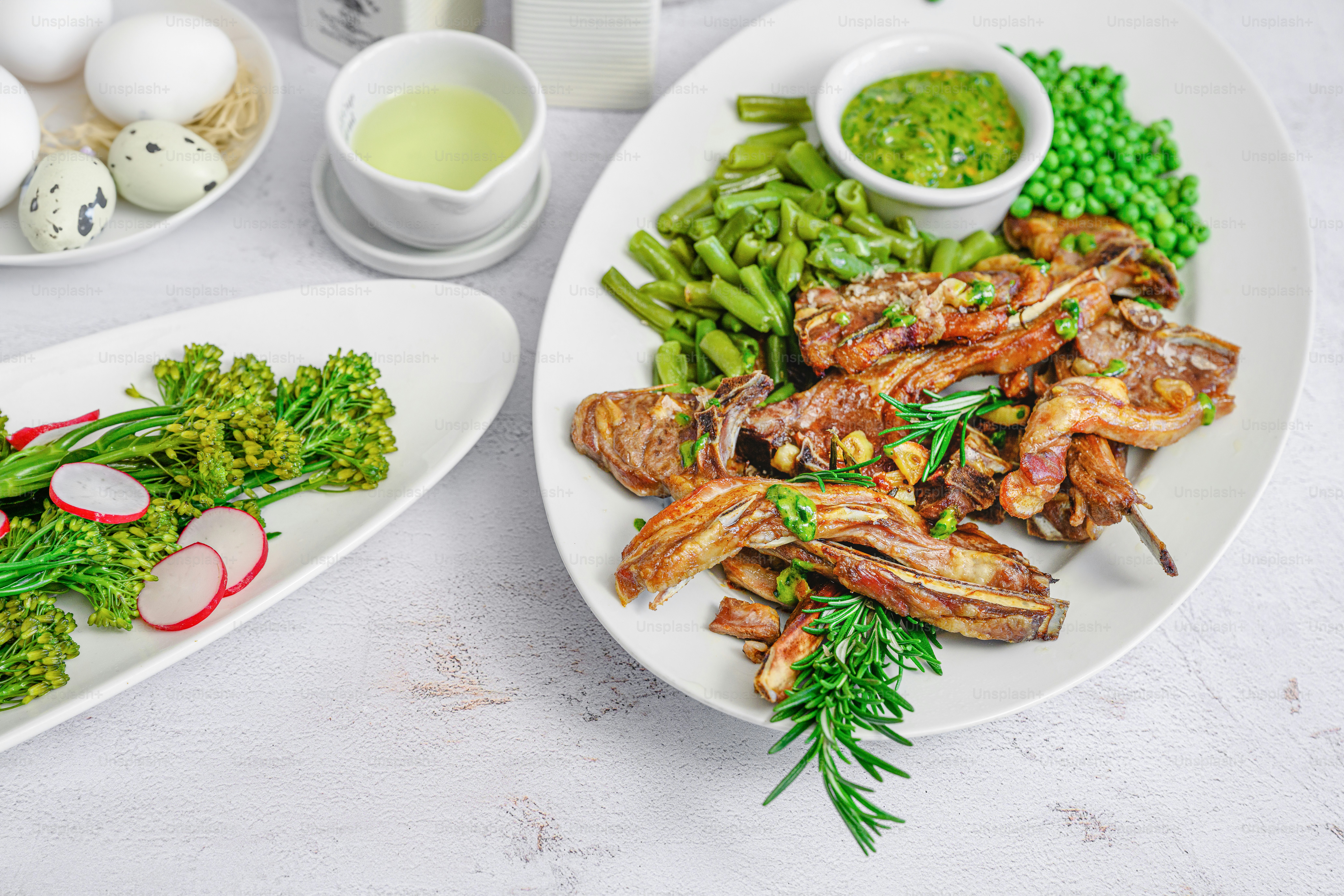 un piatto bianco condito con carne e verdure
