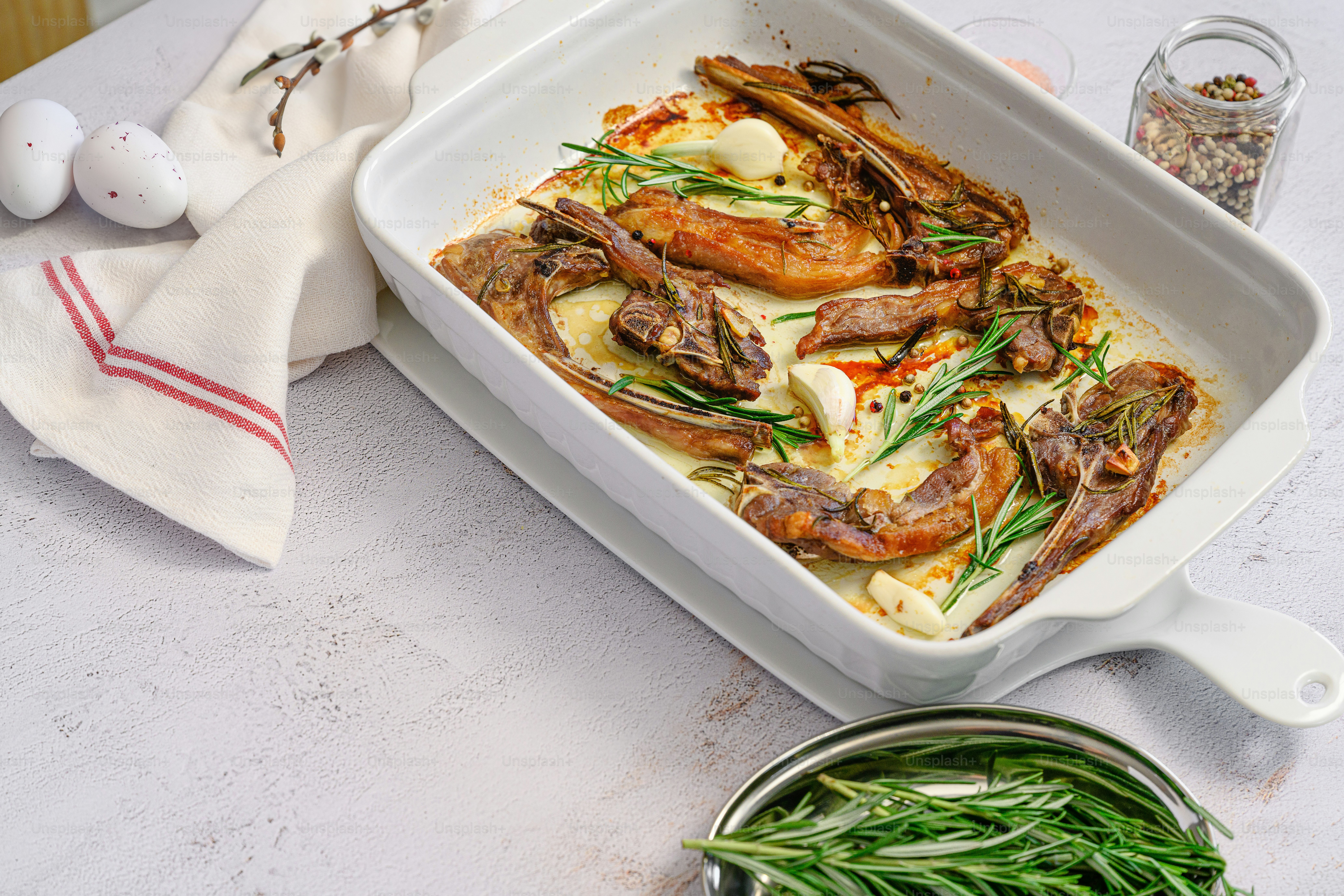 una casseruola con carne e verdure su un tavolo