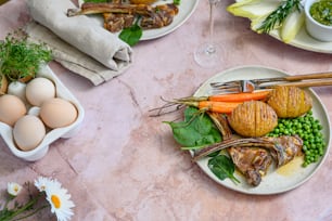 une table garnie d’assiettes de nourriture et d’un verre de vin