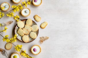 une assiette de biscuits et de fleurs sur une table
