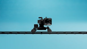 Una cámara sentada en la parte superior de una vía de tren