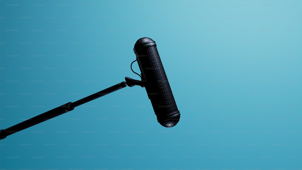 um microfone preto em um fundo azul