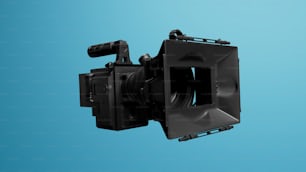 um close up de uma câmera em um fundo azul