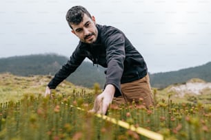 Un hombre de pie en un campo de flores