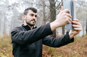 Un hombre tomando una foto con su celular