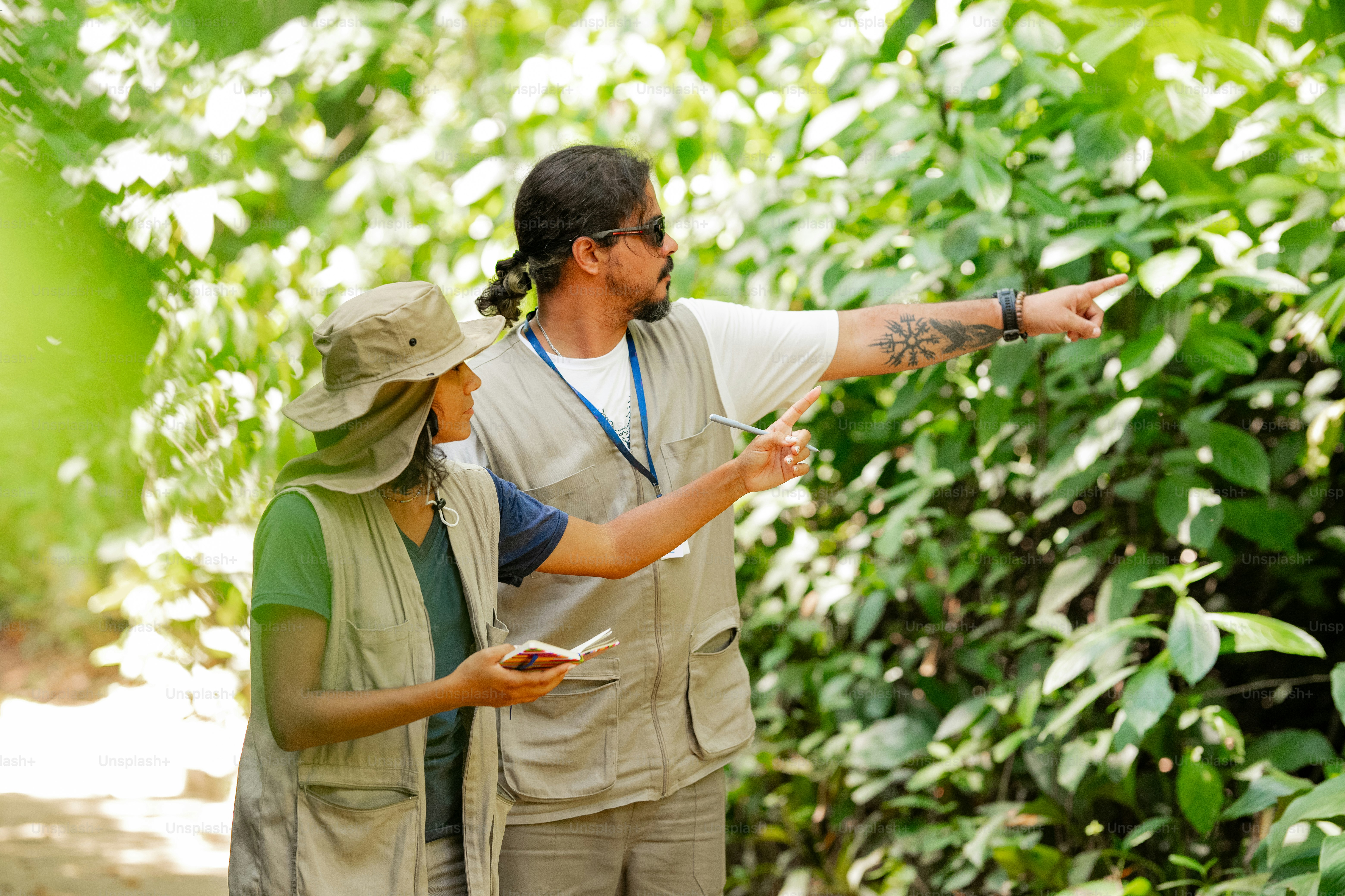 Un par de personas que están señalando algo