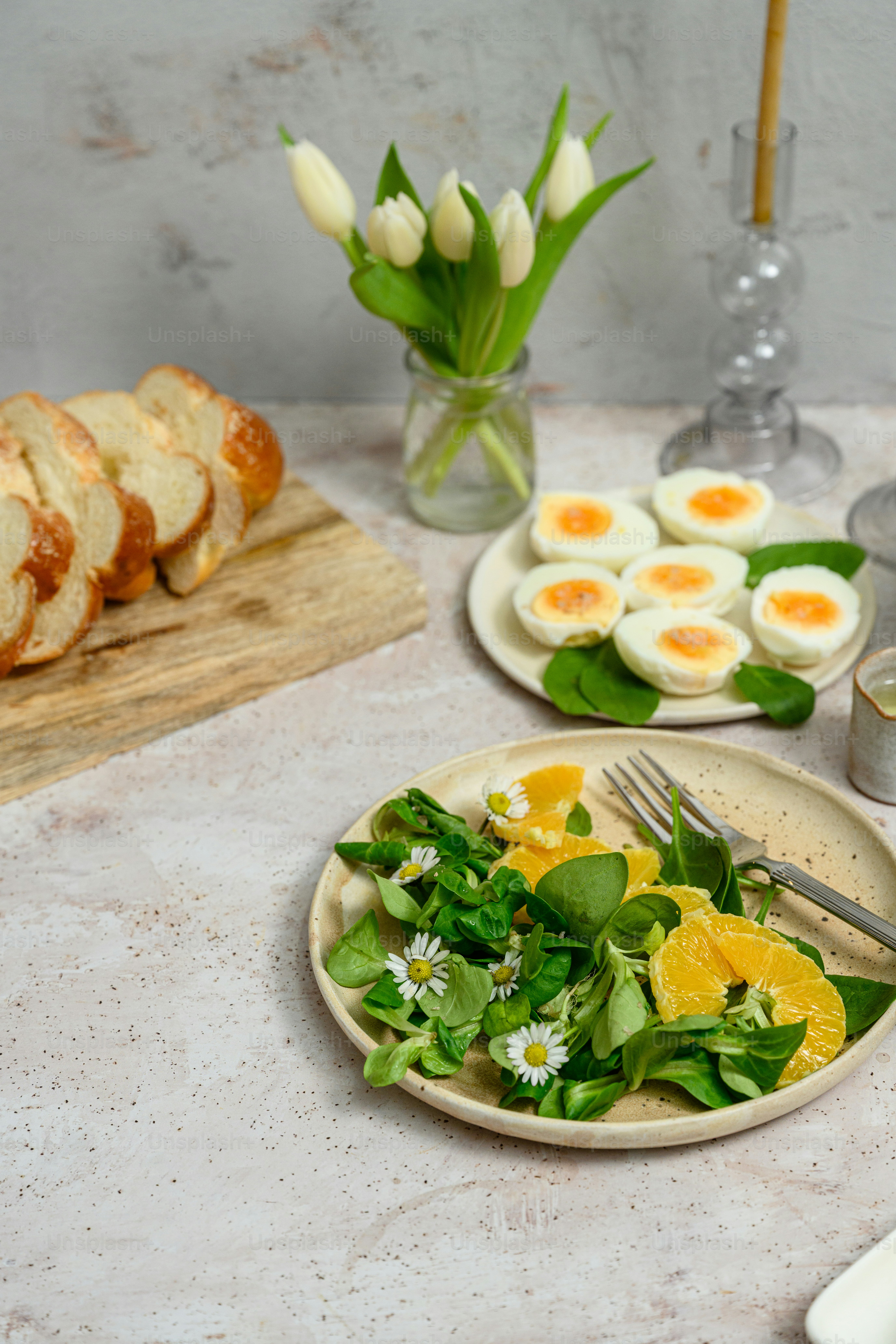 una mesa cubierta con platos de comida junto a un cuchillo y un tenedor