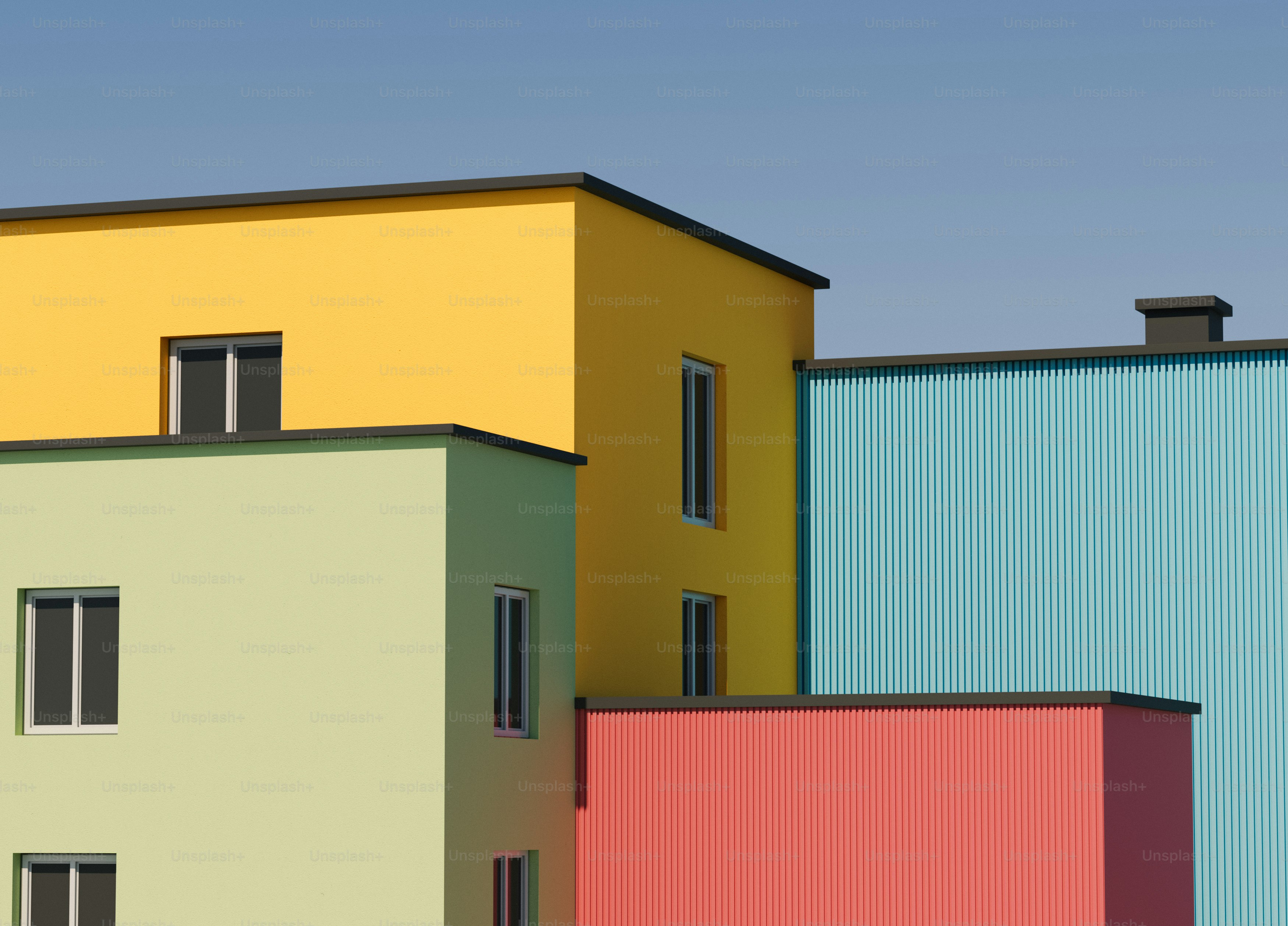 ein mehrfarbiges Gebäude mit einer Uhr an der Fassade