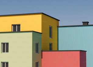Un edificio multicolor con un reloj en la parte delantera