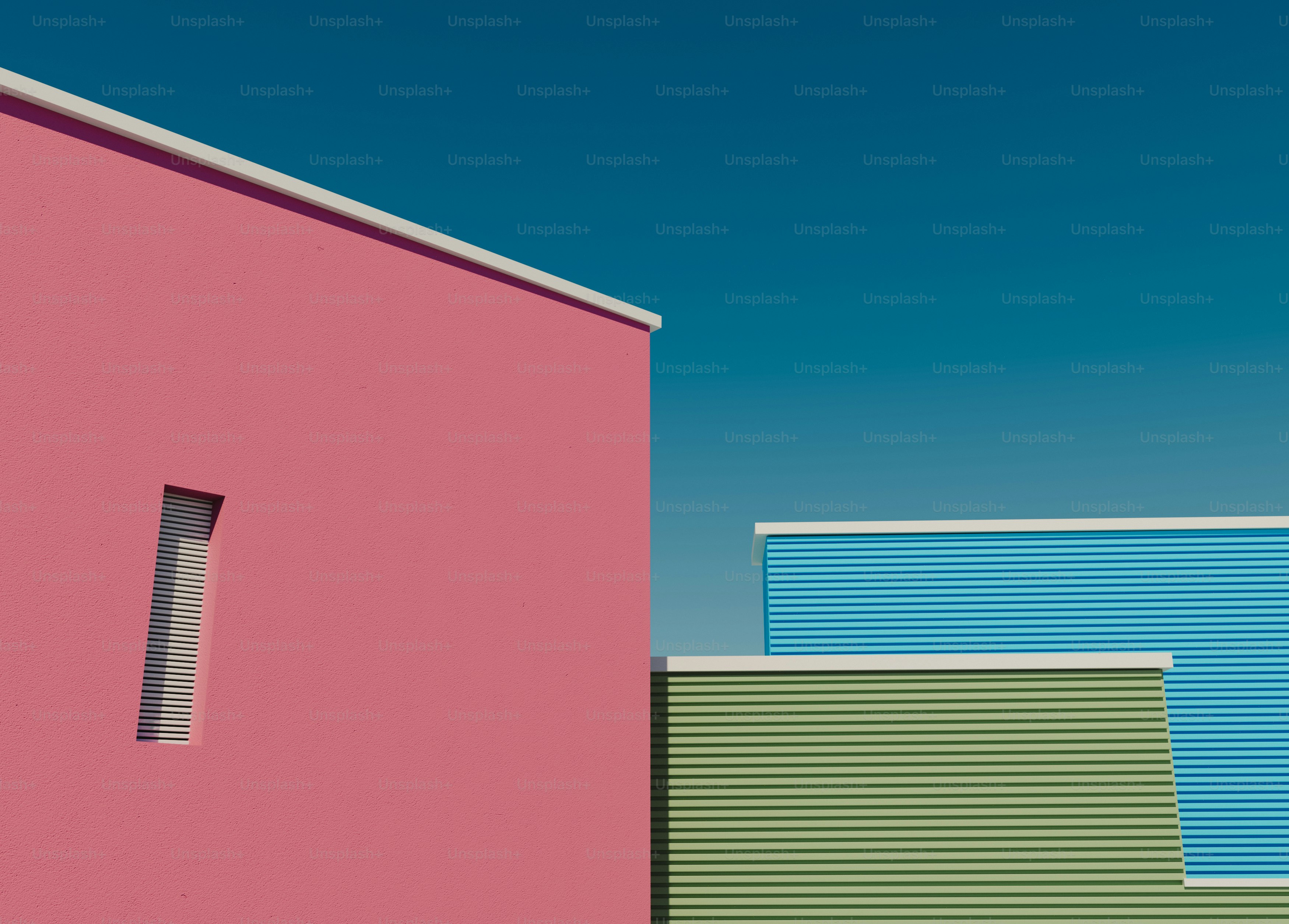 ein paar Gebäude, die nebeneinander liegen