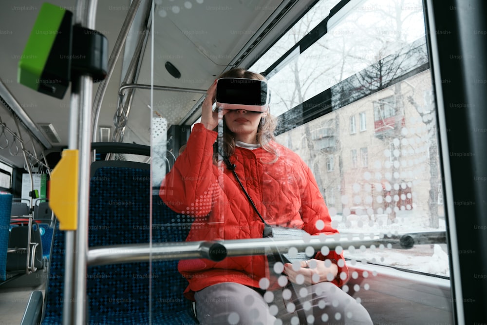 uma mulher sentada em um ônibus falando ao celular