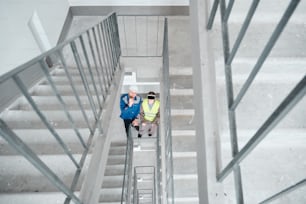 Un par de personas que están de pie en unas escaleras