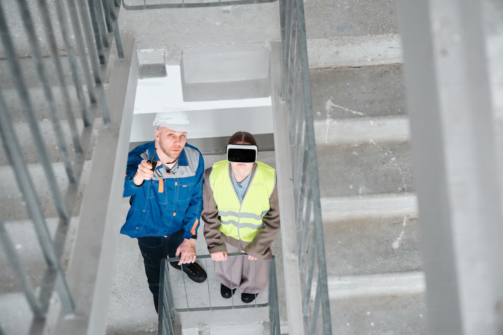Un hombre y una mujer subiendo un tramo de escaleras