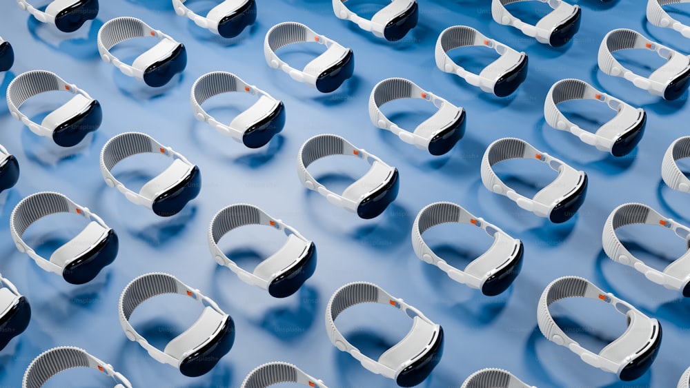 um grupo de pulseiras brancas sentadas em cima de uma superfície azul