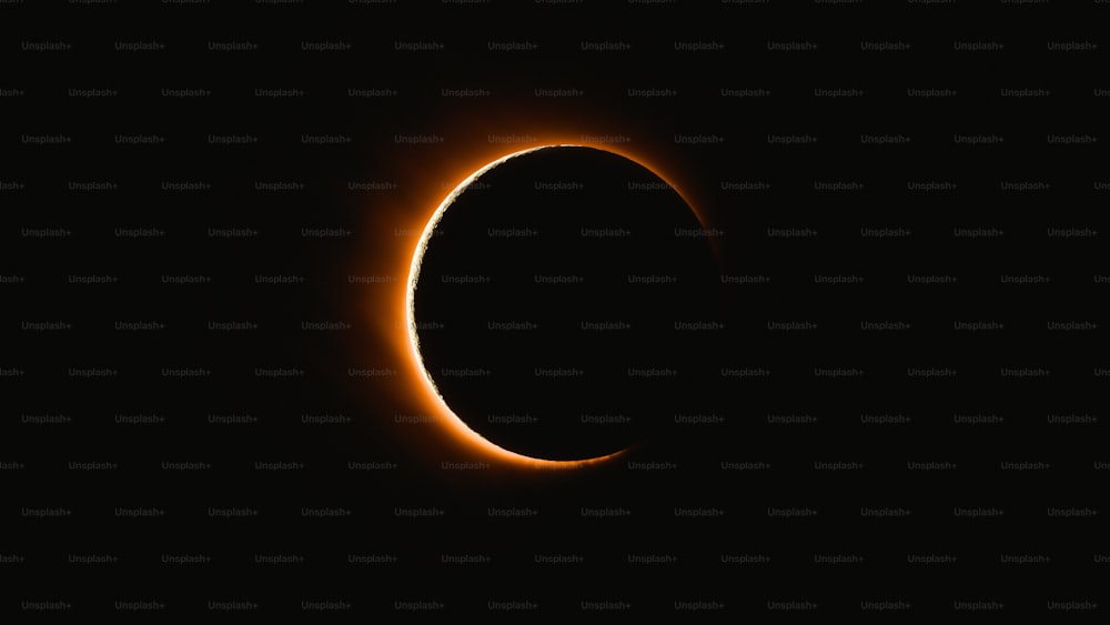 Um eclipse solar é visto no céu escuro