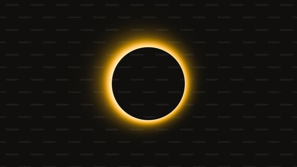 Un'eclissi solare si vede nel cielo scuro