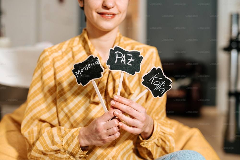 una donna seduta su un divano con in mano un cartello