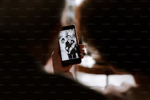 una persona sosteniendo un teléfono celular con una foto