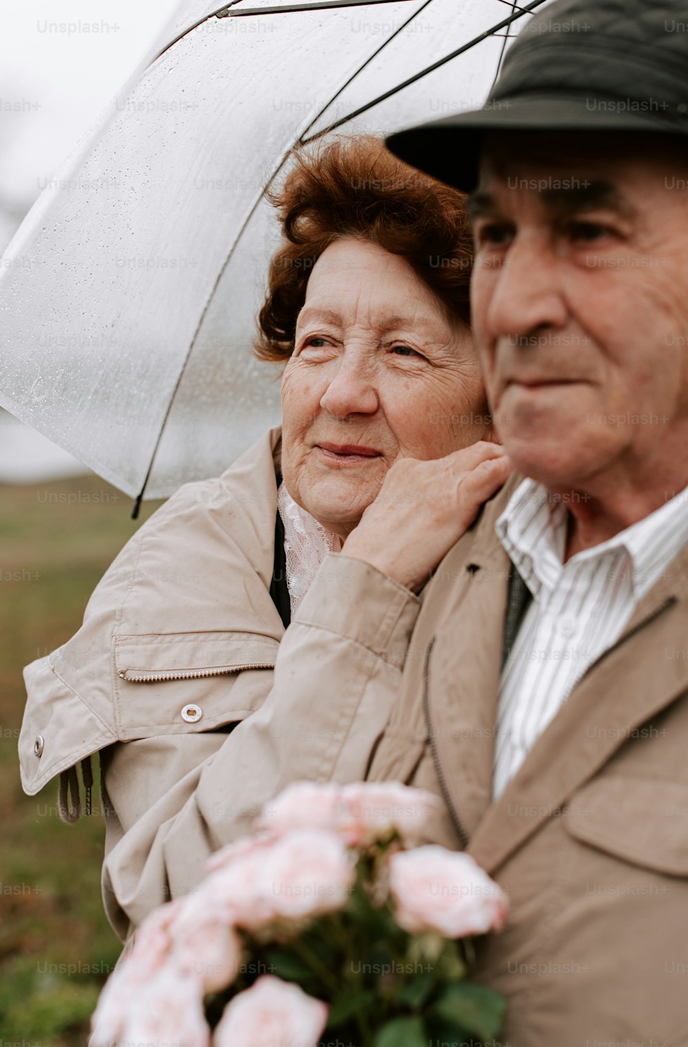 un homme et une femme debout sous un parapluie