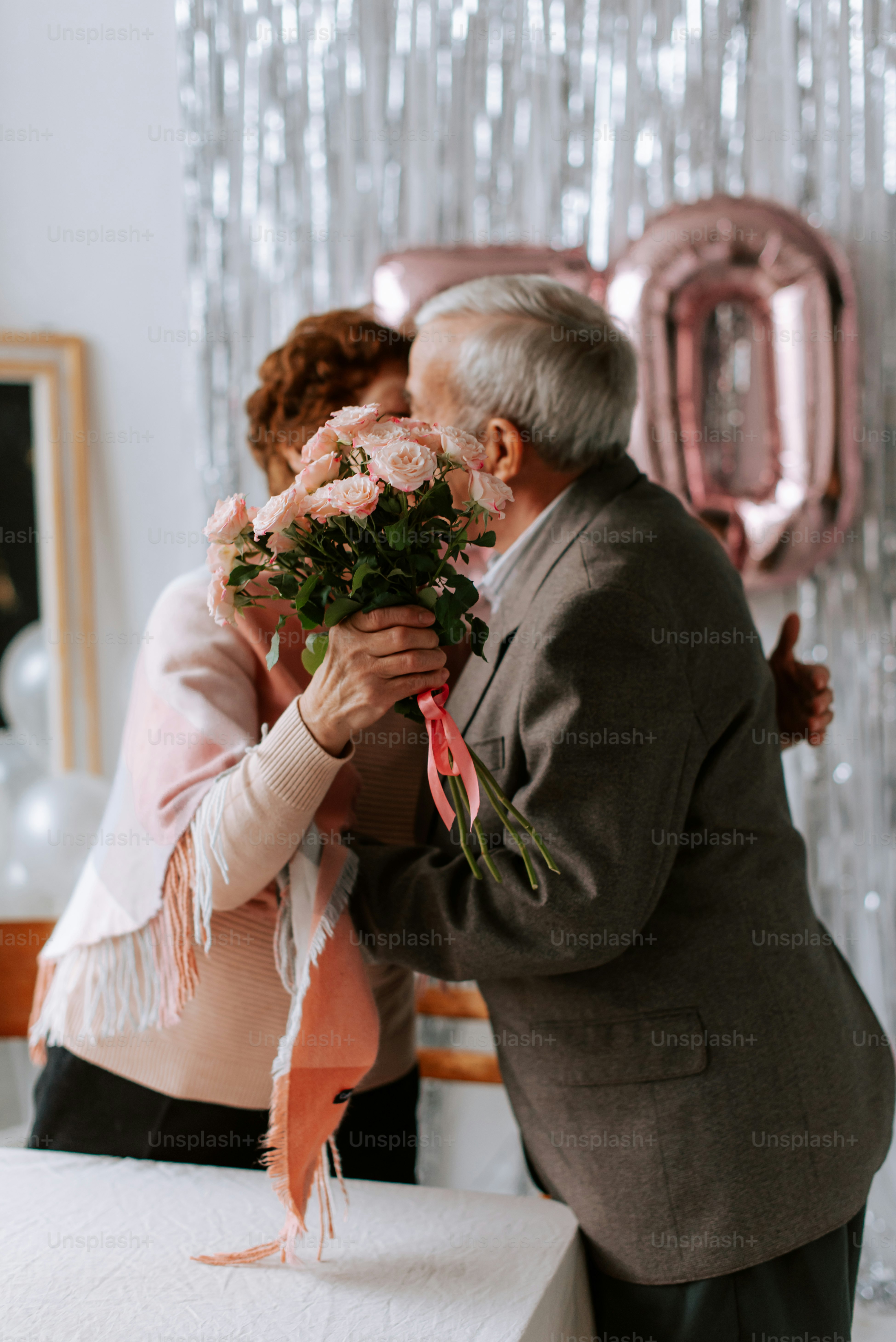um homem e uma mulher de pé um ao lado do outro