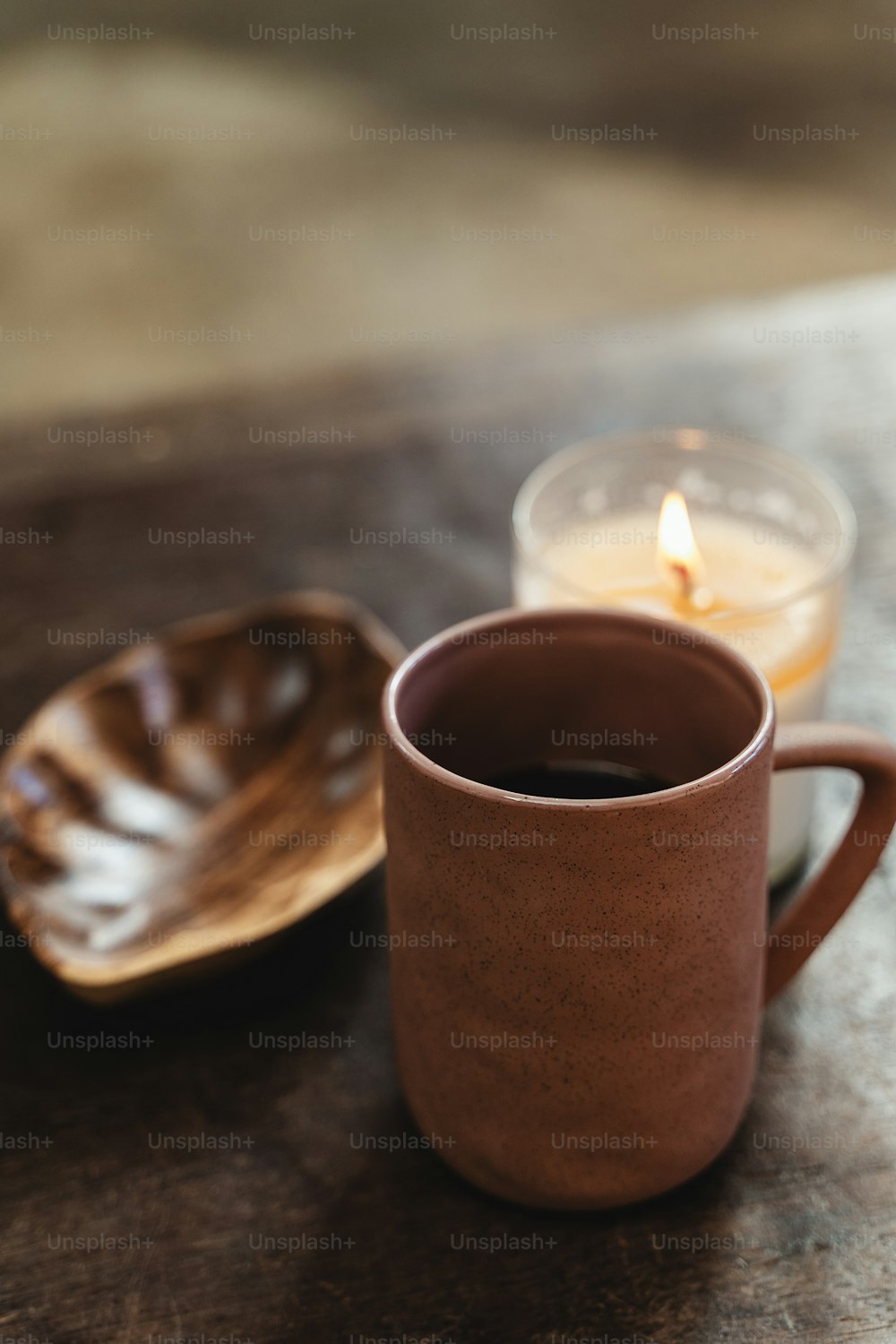 una tazza di caffè seduta sopra un tavolo di legno