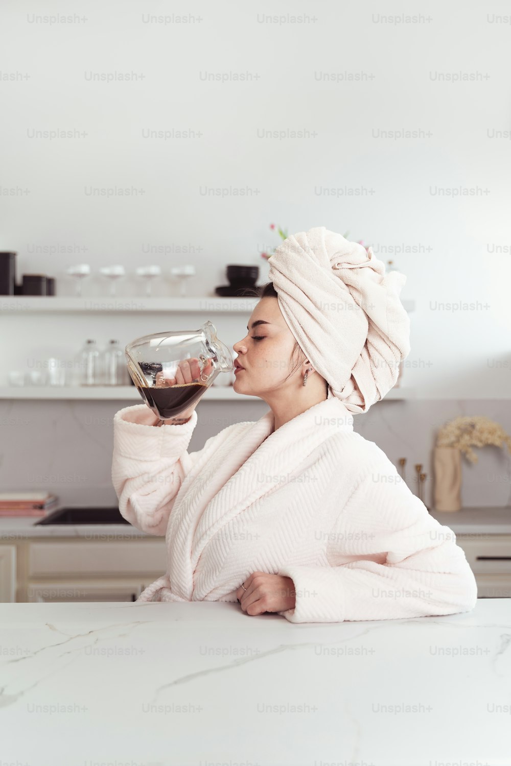 una donna seduta a un tavolo che beve un bicchiere di vino