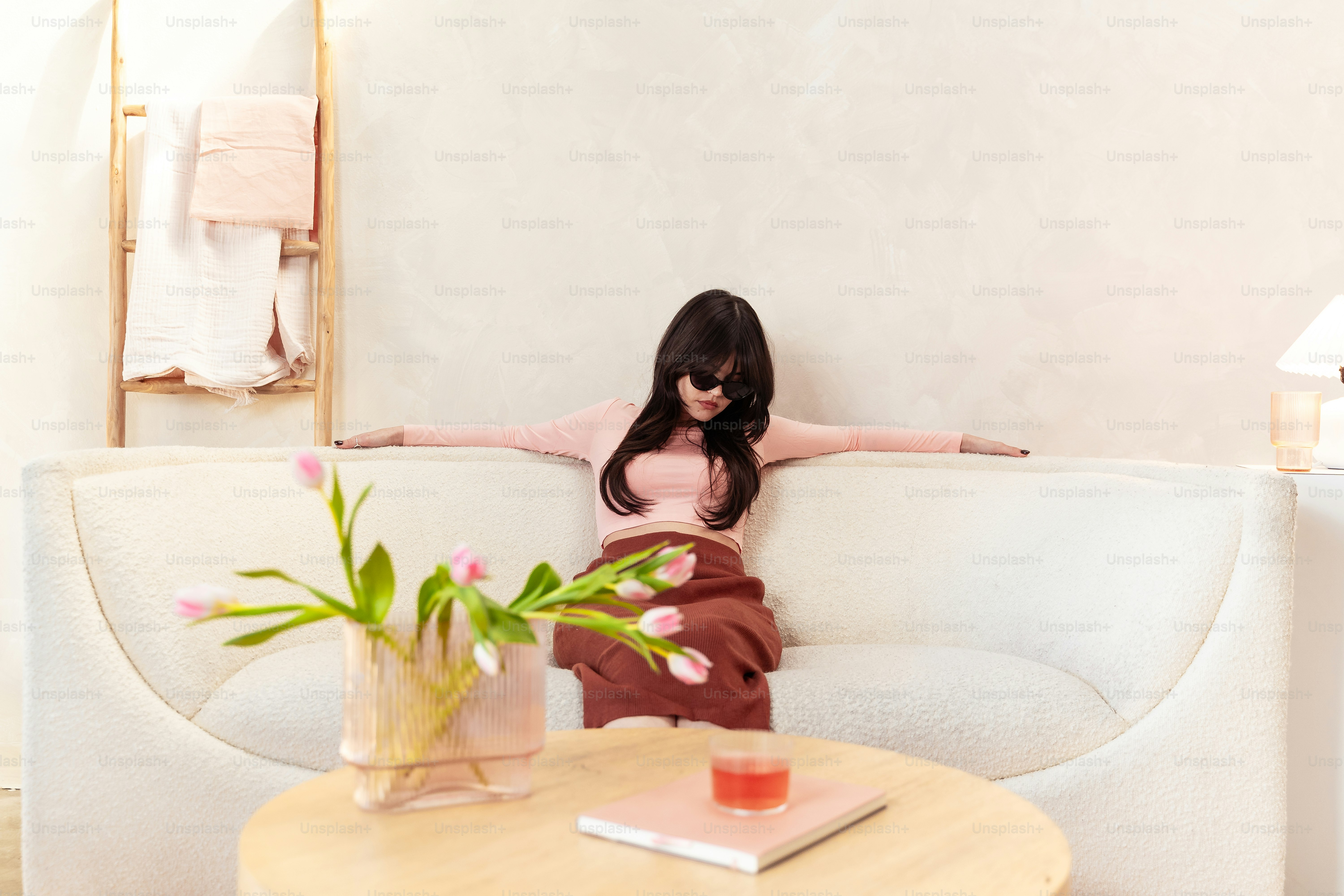 una donna seduta su un divano in una stanza