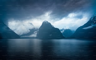 ein großes Gewässer mit Bergen im Hintergrund